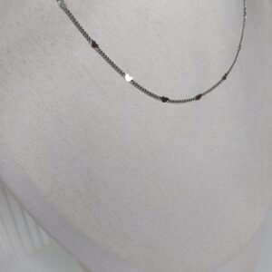 Colar com mini corações banhado em ouro branco