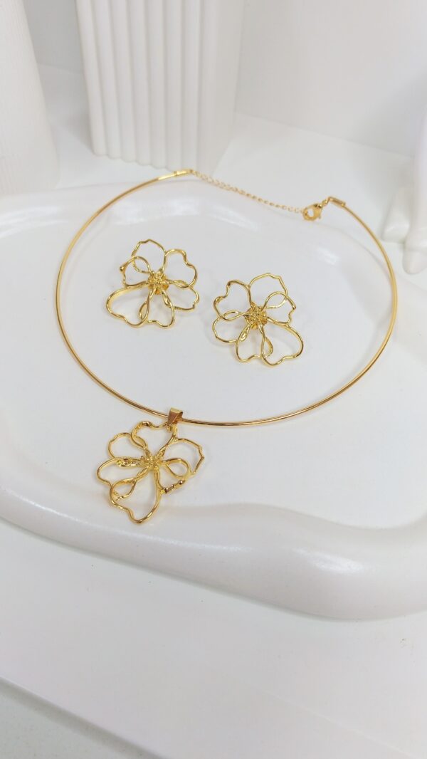 Conjunto flôr banhado a Ouro 18k