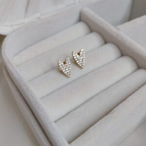 Brinco coração cravejado alongado